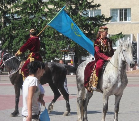 Фоторепортаж: праздник госсимволов