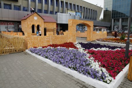 Деревня в… городе