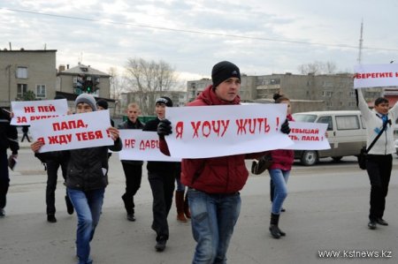 На Костанайские дороги снова вышли люди с транспарантами: «Мы хотим жить!» и «Не давите нас!». На этот раз в районе КСК