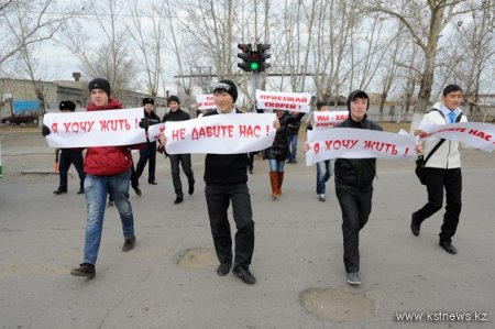 На Костанайские дороги снова вышли люди с транспарантами: «Мы хотим жить!» и «Не давите нас!». На этот раз в районе КСК