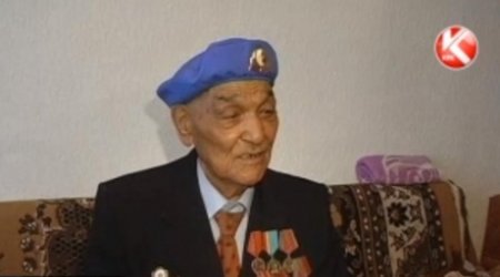 90-летний ветеран показывает акробатические чудеса