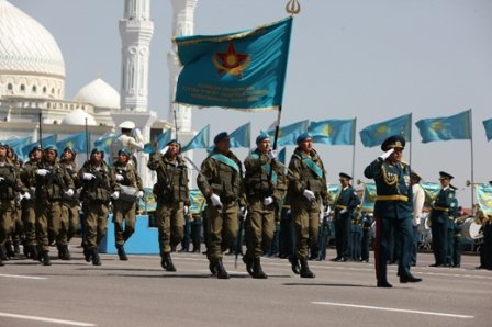 Назарбаев принял участие в праздничном параде в Астане (фото)