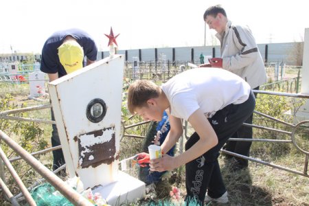 Рудничане перед Днем Победы привели в порядок могилы ветеранов