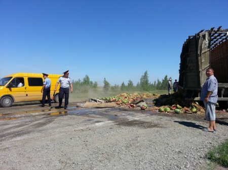 Перевернувшийся прицеп с арбузами парализовал движение на участке трассы Тобол-Рудный