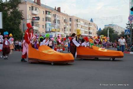 Карнавальное шествие в честь 135-летия Костаная стало самым массовым и красочным. (фото, видео)