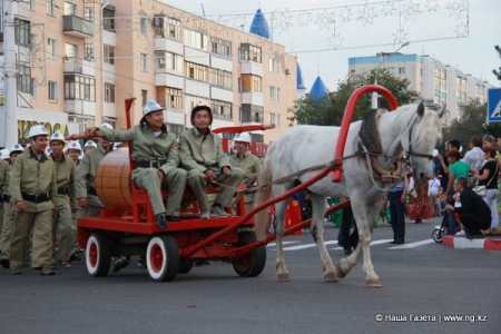 Карнавальное шествие в честь 135-летия Костаная стало самым массовым и красочным. (фото, видео)