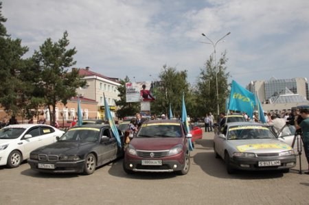 Участников международного автопробега торжественно встречали во время празднования Дня Конституции