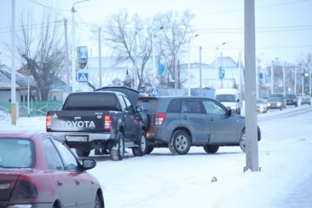 На дорогах Костаная из-за гололеда много аварий