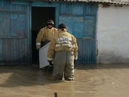 В Карагандинской области река затопила 26 жилых домов (фото)