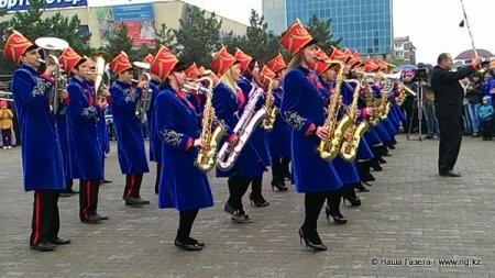 Первый парад оркестров в Костанае прошел под музыку дождя