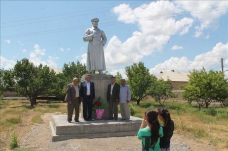 В селе близ Туркестана восстановили памятник Сталину