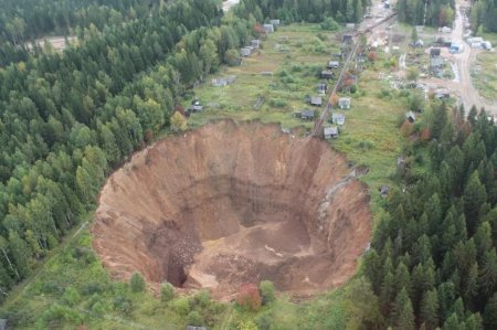 Половина российского поселка провалилась под землю (фото, видео)