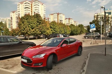 Tesla: как живется электромобилю в нефтяной стране?