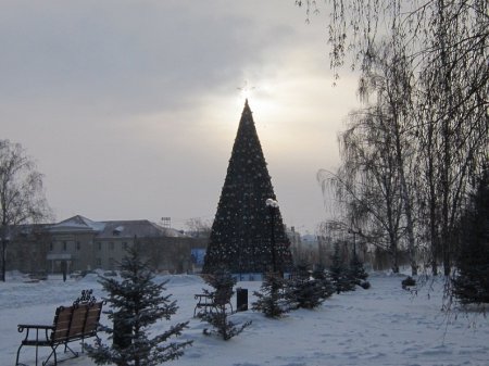 Белые снежинки, синие шары