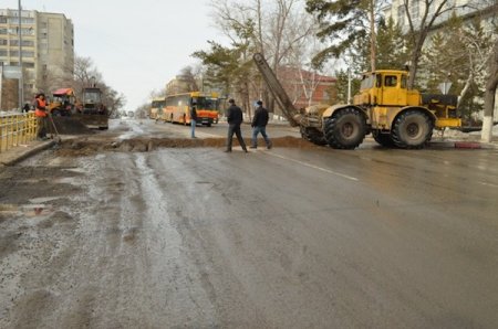 В Костанае начали бетонировать ямы на дорогах