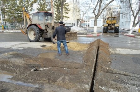 В Костанае начали бетонировать ямы на дорогах