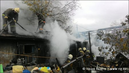 Шесть пожарных расчетов тушили горевший дом ветерана войны в Костанае