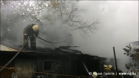 Шесть пожарных расчетов тушили горевший дом ветерана войны в Костанае