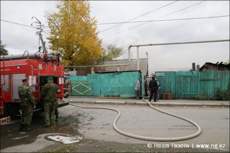 Шесть пожарных расчетов тушили горевший дом ветерана войны в Костанае