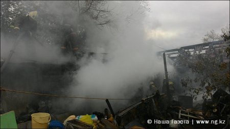 Шесть пожарных расчетов тушили горевший дом ветерана войны в Костанае