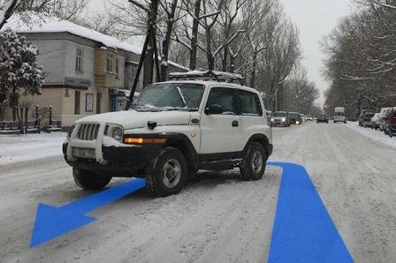 Двойная сплошная под снегом, а я развернулся