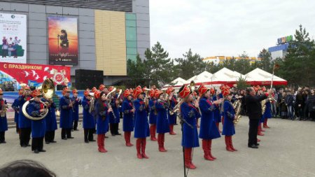 В Костанае на концерте в честь Дня защитника отечества не только пели, но и собирали автомат