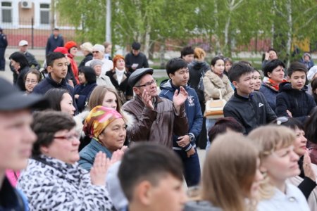 В Костанае на концерте в честь Дня защитника отечества не только пели, но и собирали автомат