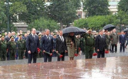 Фото промокшего под дождем Путина растрогали россиян