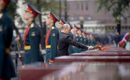 Фото промокшего под дождем Путина растрогали россиян