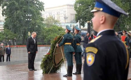 Фото промокшего под дождем Путина растрогали россиян