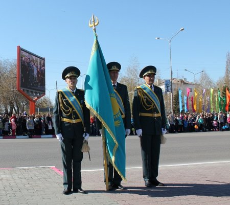 Площадь, обелиск, концерт