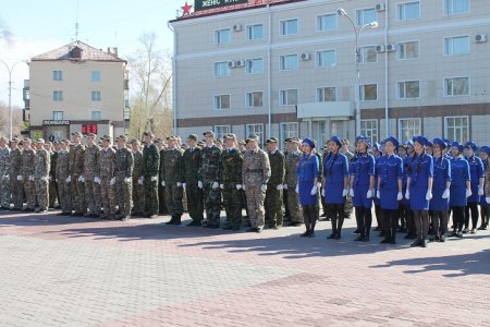 Площадь, обелиск, концерт