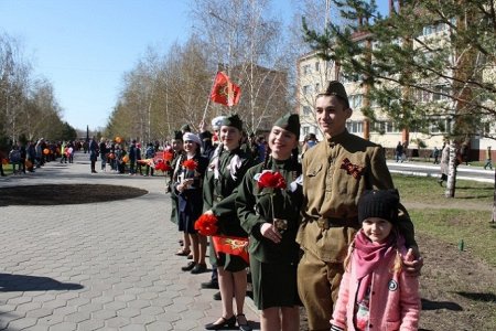 Площадь, обелиск, концерт