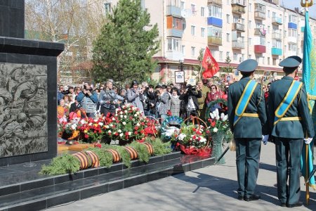 Площадь, обелиск, концерт