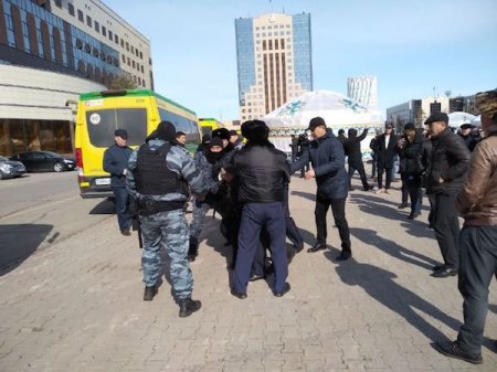 В Астане полиция задержала несколько человек, собравшихся у акимата