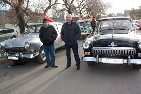 Пробег ретро-автомобилей посвятили 101-летию ВЛКСМ в Костанае